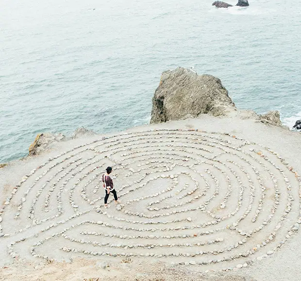 Un labyrinthe de pierres sur la plage